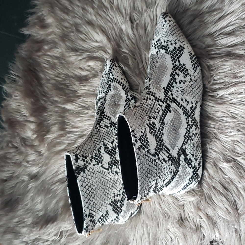 Snake Print Ankle Boots Pointed Toe Flat Booties - Picture 2 of 8